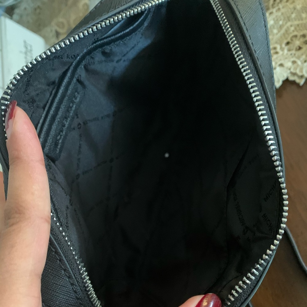 New MK Jet set crossbody 🖤 - Picture 4 of 6